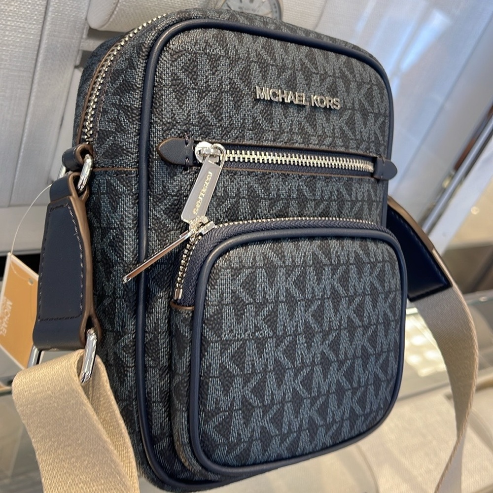 Michael Kors Jet Set Medium Signature Logo Crossbody Bag
Admiral
NWT
